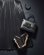clutch, sandalia y accesorios combine con falda plisada silver oscuro metalico midi
